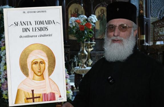Το εξώφυλλο της ρουμανικής έκδοσης του βιβλίου «Sfânta Tomaida din Lesbos, ocrotitoarea căsătoriei» πλαισιώνεται από τον συγγραφέα του, π. Αθανάσιο Γιουσμά, σε έναν συμβολικό διάλογο πίστης, λόγου και μνήμης, που συνδέει τη Λέσβο με τον ευρύτερο ορθόδοξο κόσμο.