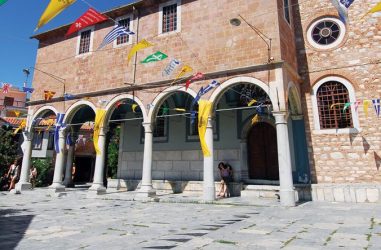 Τμήμα της νότιας πλευράς του Ιερού Ναού. 