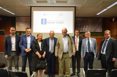 Από αριστερά Κ. Αθανασάκης, Σεραφείμ Ζήκας, Μαρία Θεοδωρίδου, Απ. Βαλτάς, Γιάννης Κυριόπουλος, Ευάγγελος Φραγκούλης, Ι. Κεχρής, Α. Βίτσος 